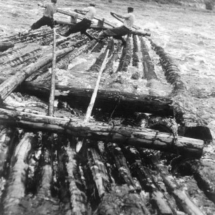 Zdroj: http://www.schw-kan.com/fotky/Vory_na_Vltave_historie/img00004.jpg vorari_02